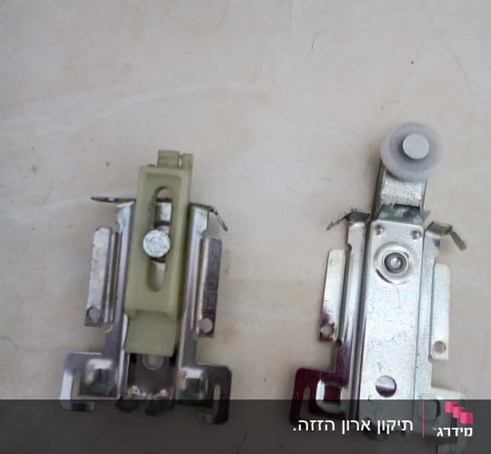 שני מסילות מתכת עם גלגלים לפעולת נגרות